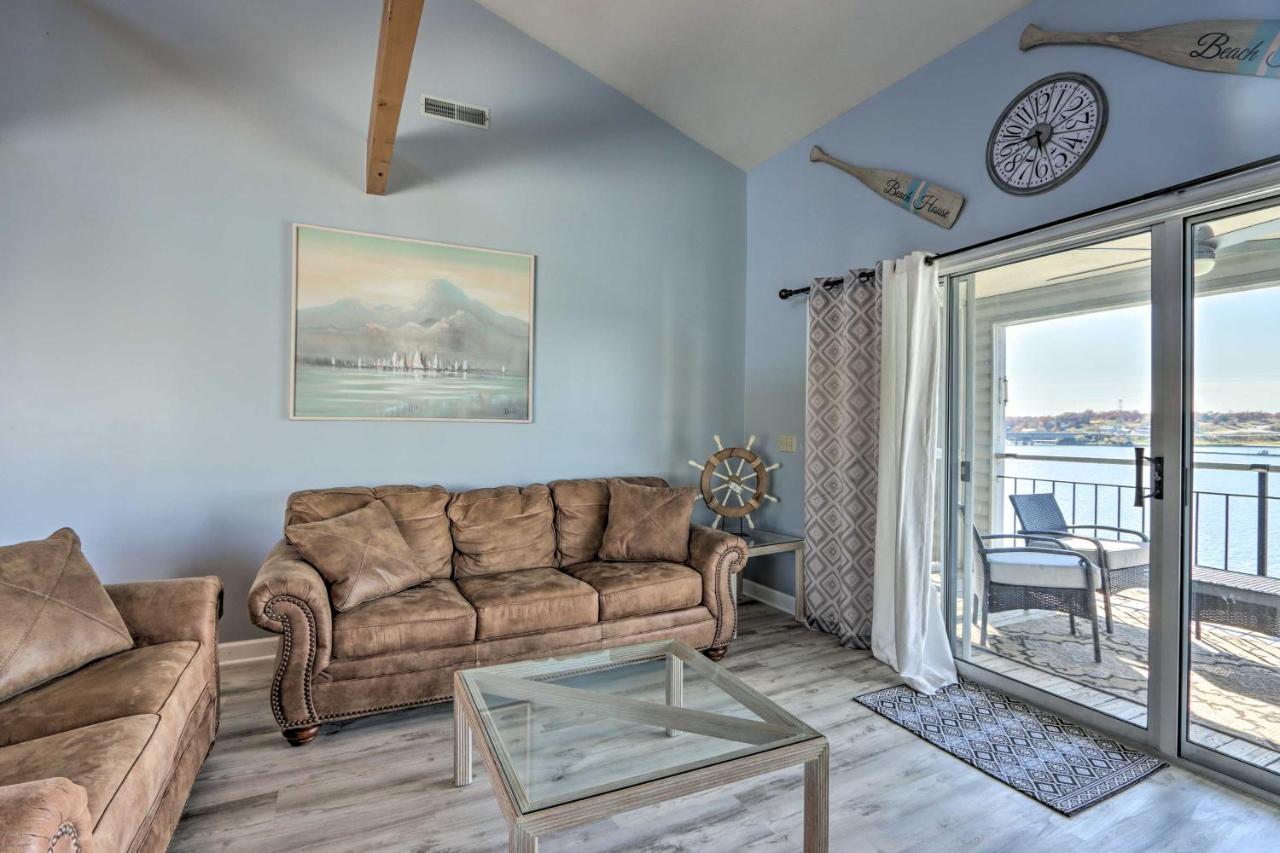 Sunny Osage Beach With Balcony And Lakefront View エクステリア 写真
