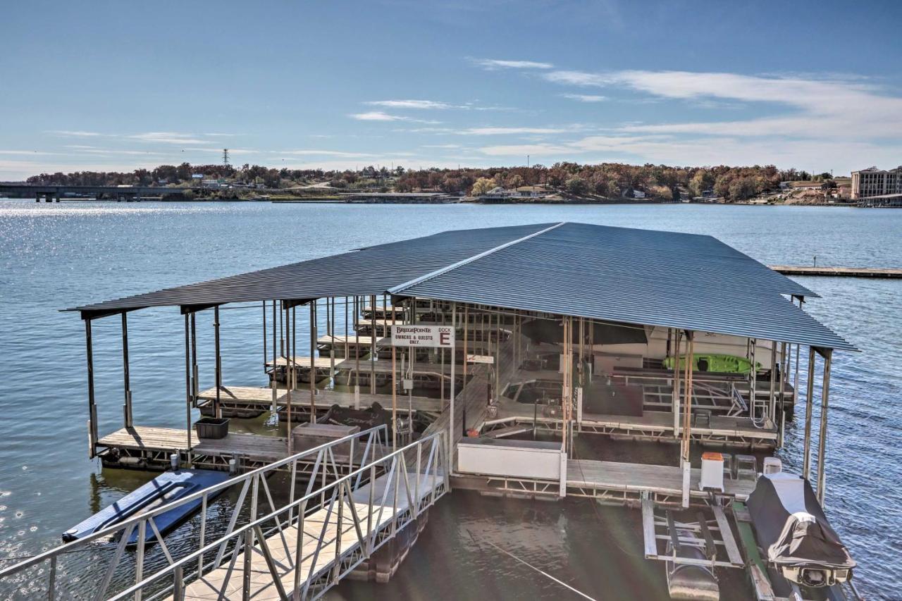 Sunny Osage Beach With Balcony And Lakefront View エクステリア 写真