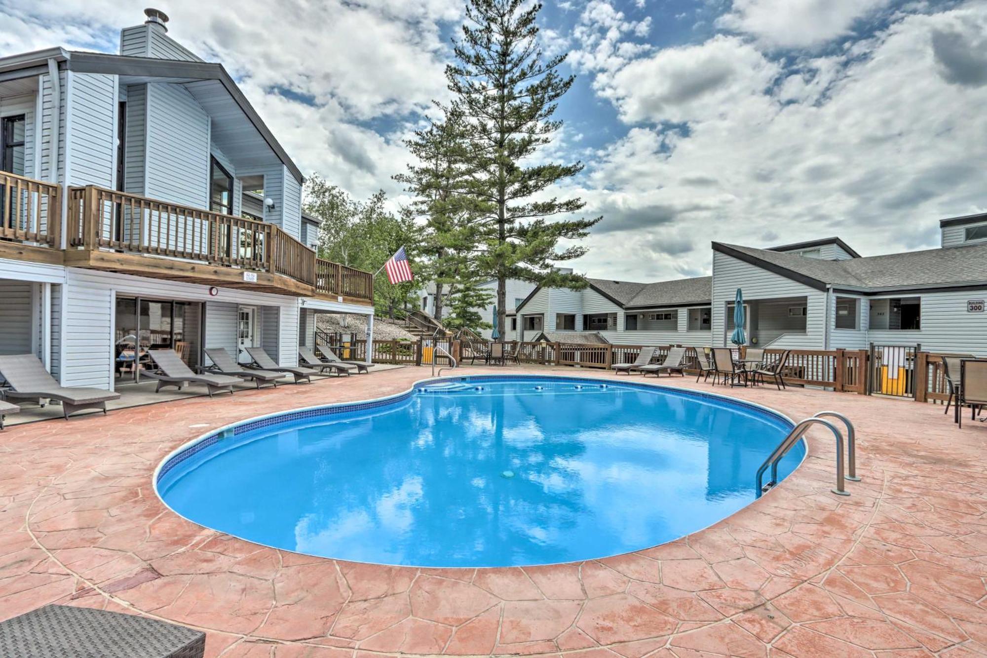 Sunny Osage Beach With Balcony And Lakefront View エクステリア 写真